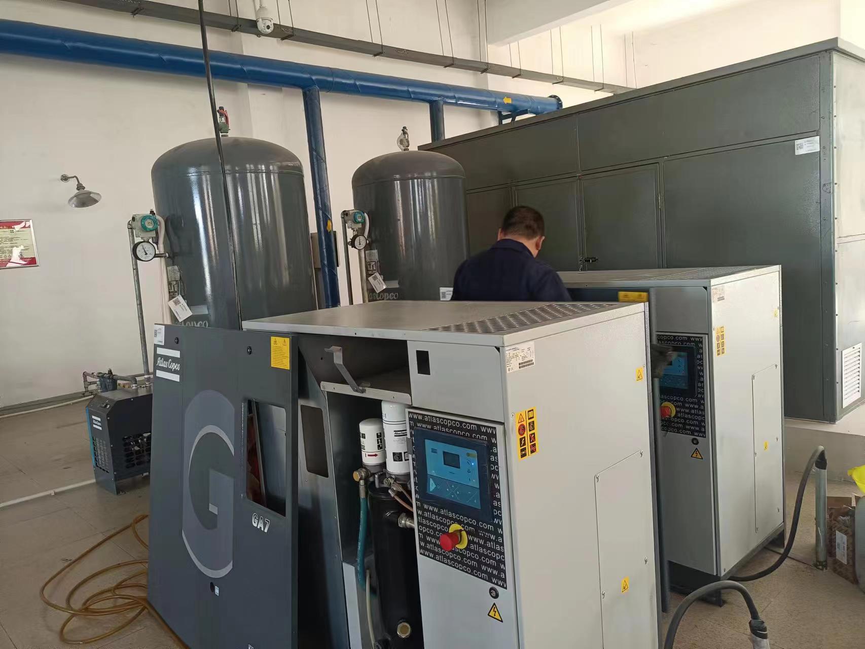 廈門某單子廠阿特拉斯螺桿空壓機保養(yǎng)(圖1)