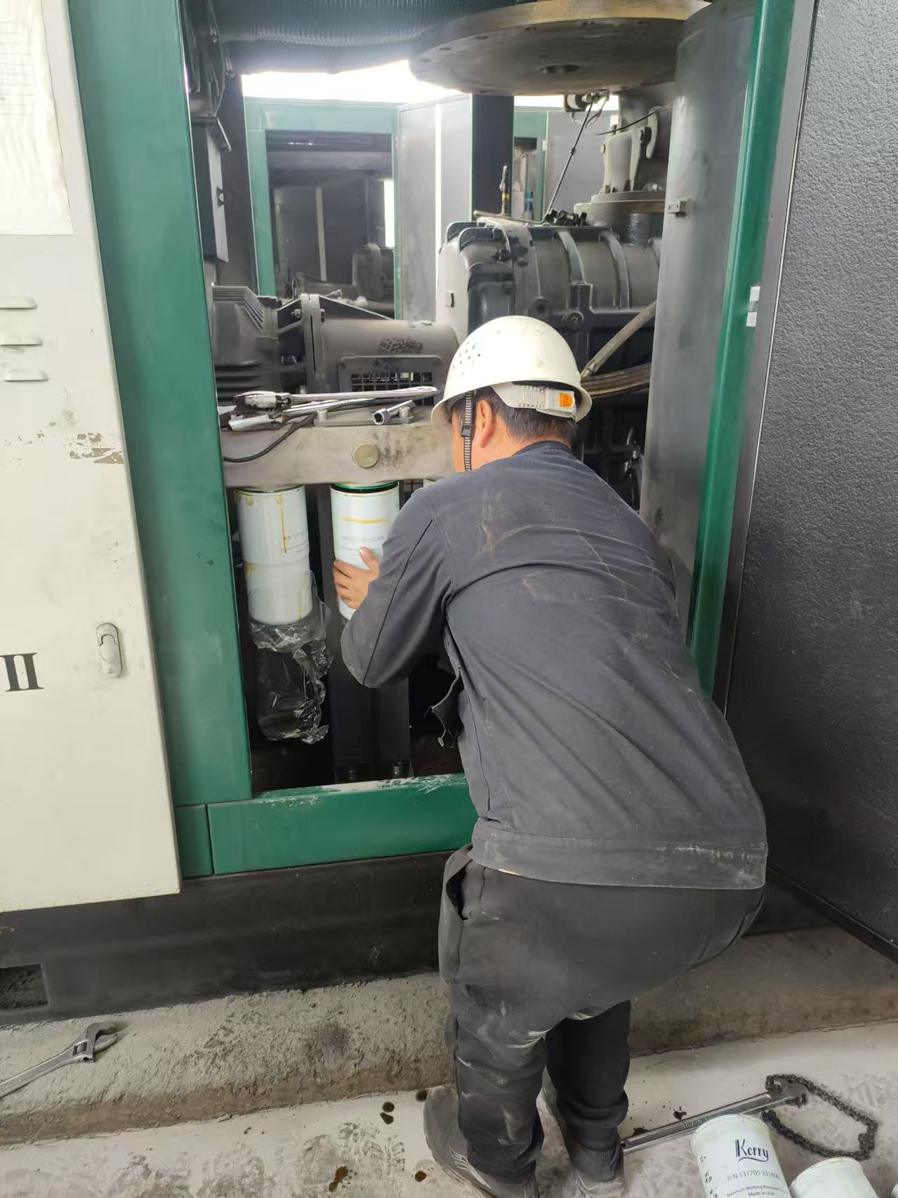 福建龍巖開山空壓機(jī)315KW維修保養(yǎng)(圖2)