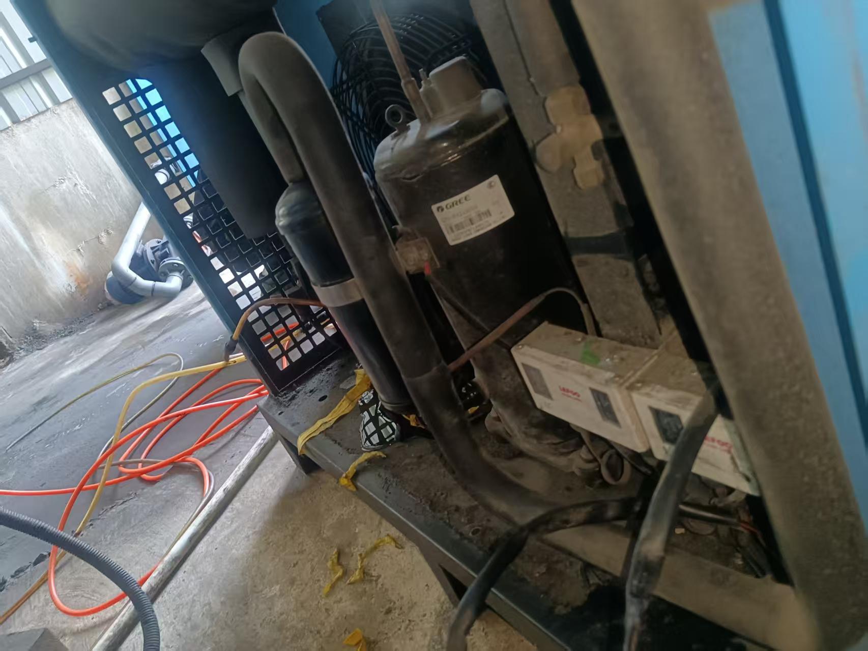 廈門塑料廠冷干機(jī)更換散熱風(fēng)扇(圖1)